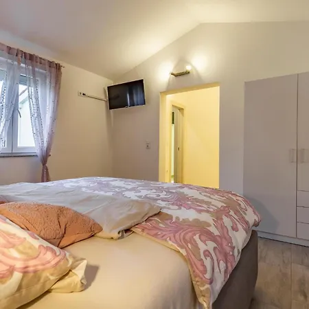 Luxurious In Ferienhaus Pomer