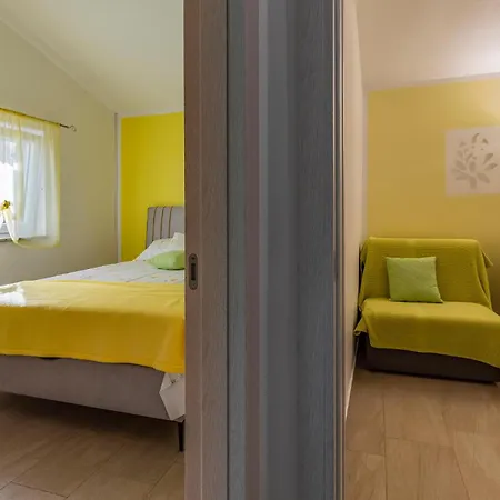 Vakantiehuis Cozy In With Outdoor Swimming Pool Pomer