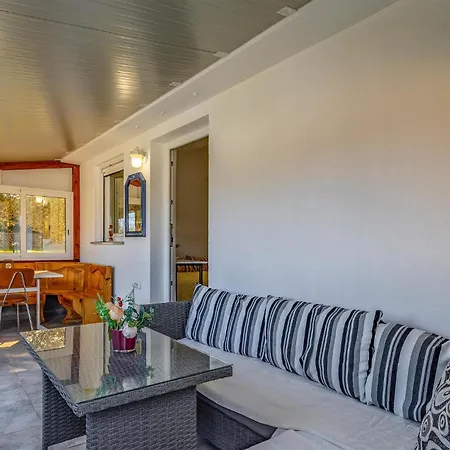 Vakantiehuis Cozy In With Outdoor Swimming Pool