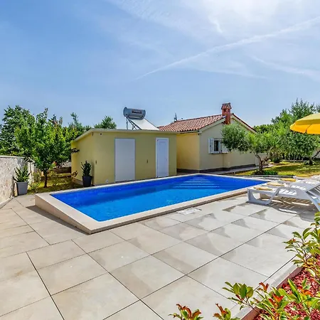 Cozy In With Outdoor Swimming Pool Holiday home