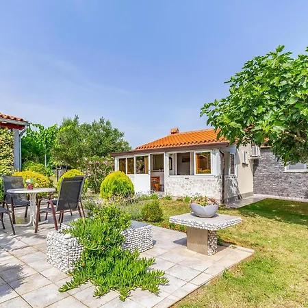 Cozy In With Outdoor Swimming Pool Holiday home *