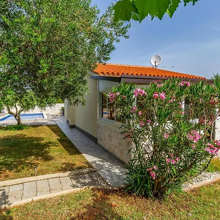 Holiday home Cozy In With Outdoor Swimming Pool *